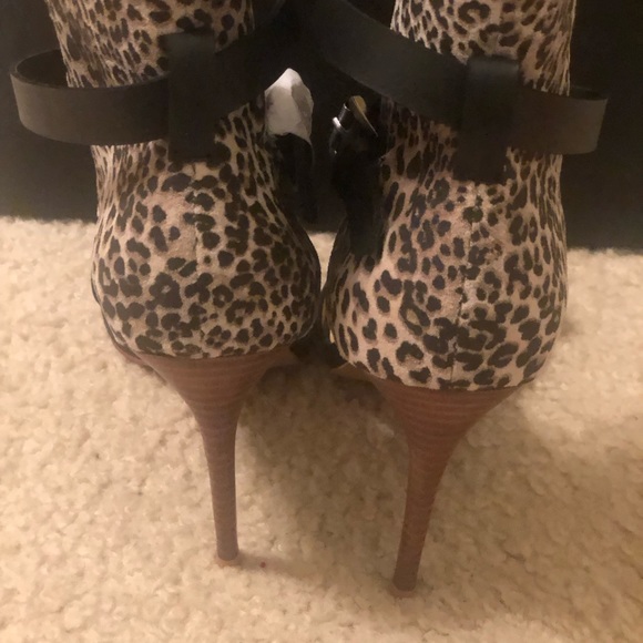 Joe’s leopard print sandal size 8 - Picture 3 of 4